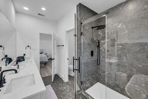 Secadora de cabello, toallas, jabón, papel de baño 
