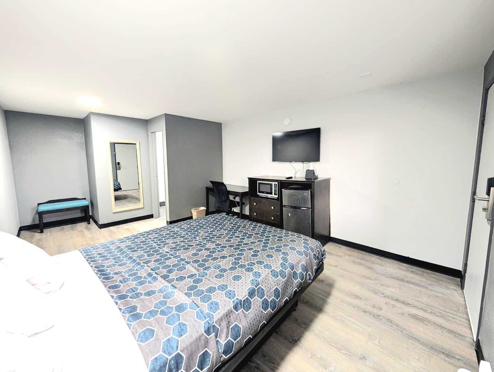 Room, 1 Queen Bed, Non Smoking | Desk, free WiFi