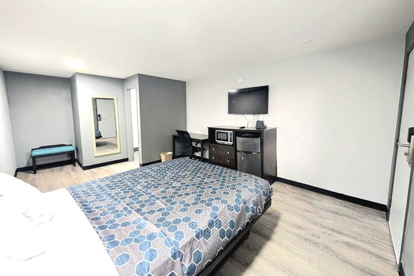 Room, 1 Queen Bed, Non Smoking | Desk, free WiFi