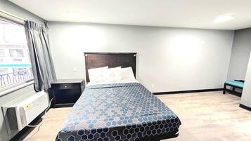 Room, 1 Queen Bed, Non Smoking | Desk, free WiFi