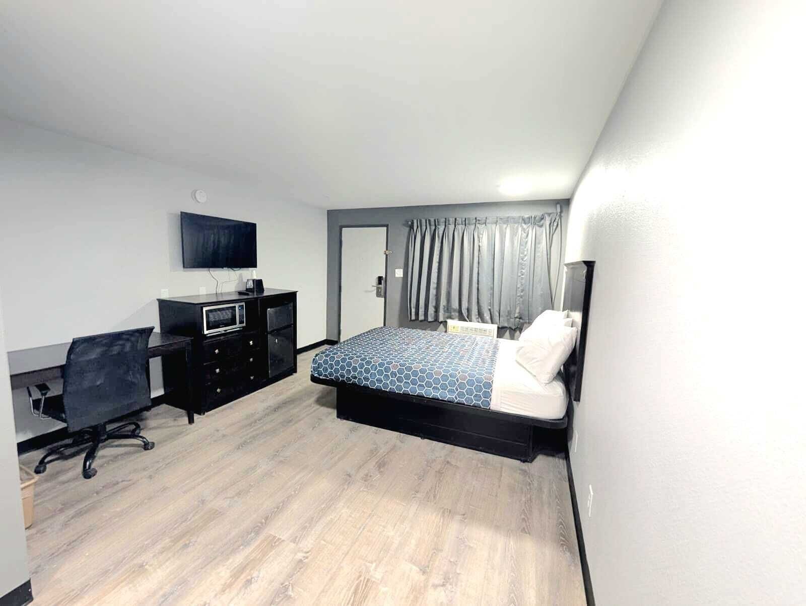 Room, 1 Queen Bed, Non Smoking | Desk, free WiFi