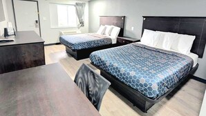 Ein Hotelzimmer mit zwei Betten, einem Schreibtisch und einem Stuhl.