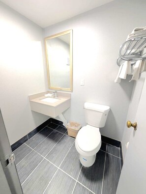 Towels, soap, shampoo, toilet paper - Blisspoint Inn Muncie (Muncie)