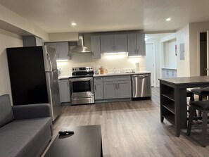 Interior - New Luxury 2-Bedroom Apt Near Lake Merritt with cool AC (Oakland)
