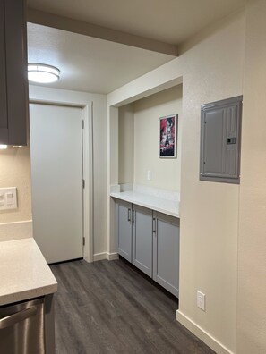 Interior - New Luxury 2-Bedroom Apt Near Lake Merritt with cool AC (Oakland)