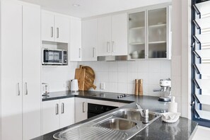 Kühlschrank, Mikrowelle, Ofen, Herdplatte