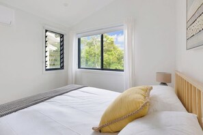 Tabla de planchar con plancha, wifi gratis y ropa de cama 