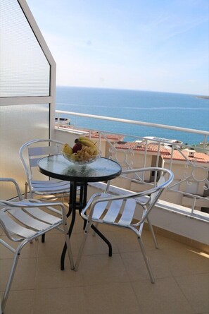 Outdoor dining - Hotel Ceko (Sarandë)