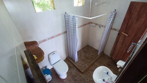 Douche, serviettes fournies, savon, papier de toilette