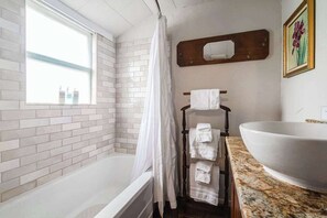 Shower, hair dryer, towels, shampoo - Hoerster Historic 1800s Sunday Haus, Close to Main (Fredericksburg)
