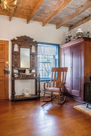 Interior - Hoerster Historic 1800s Sunday Haus, Close to Main (Fredericksburg)