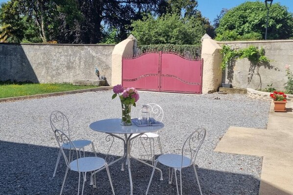 Outdoor dining - La petite Maison Rouge, Charm and Nature in Béarn (Igon)