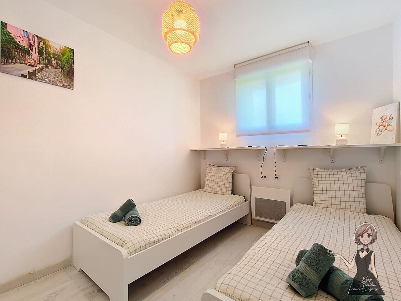 Een slaapkamer met twee eenpersoonsbedden, een raam, een wandplank en een hanglamp.