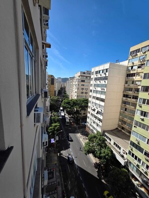 Ein mehrstöckiges Stadtgebäude mit einer schmalen Straße davor.