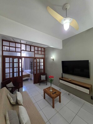 Tabla de planchar con plancha, wifi, ropa de cama