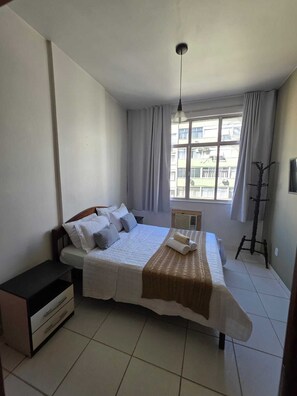 Tabla de planchar con plancha, wifi, ropa de cama