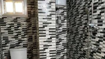 Serviettes fournies, savon, papier toilette
