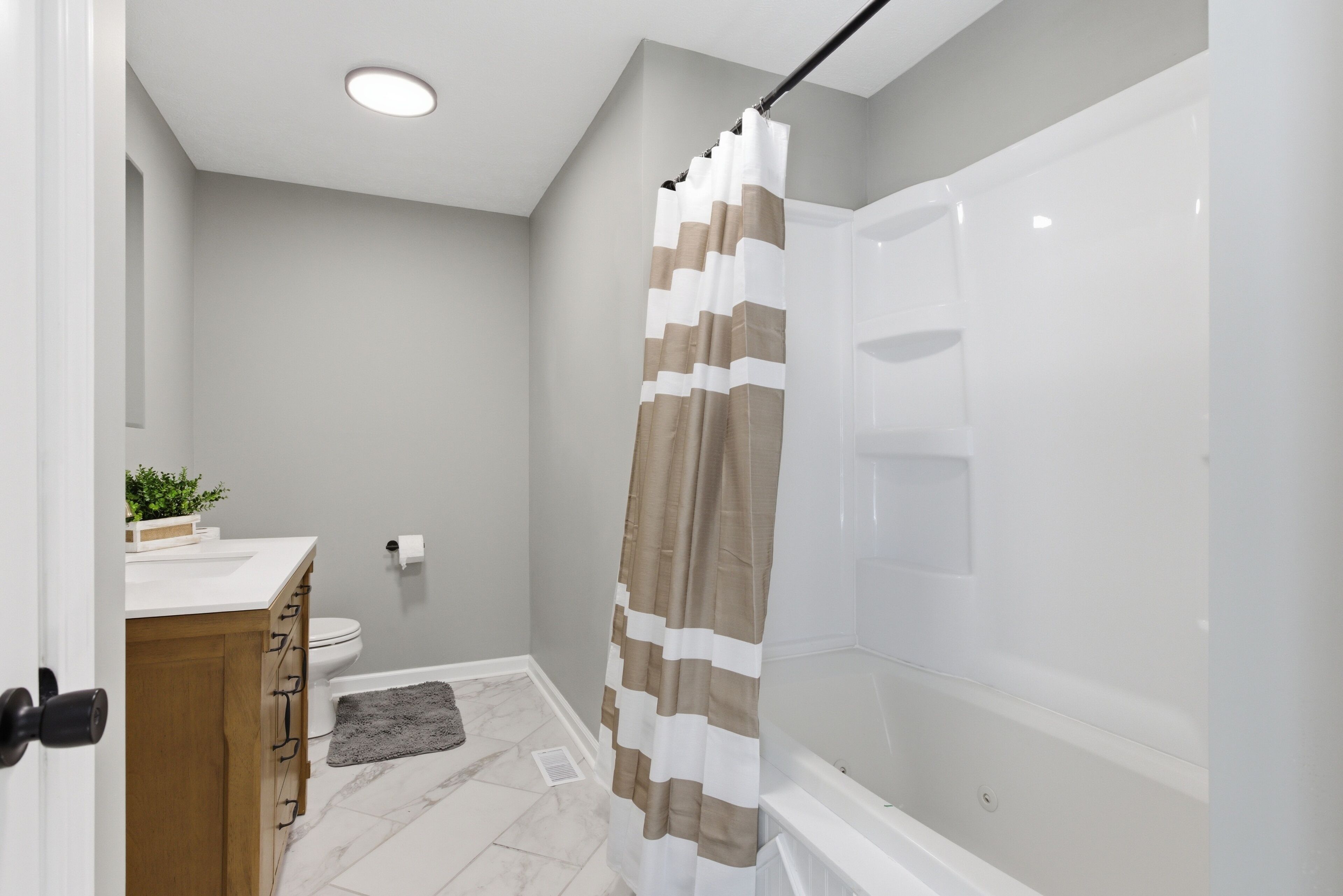 Serviettes fournies, savon, papier toilette