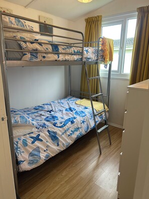 2 habitaciones y tabla de planchar con plancha 