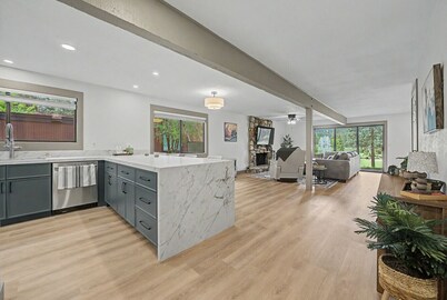 Modern Mountain Luxury, Stunning Views, Brand New Everything