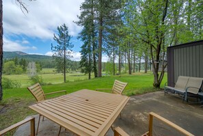 Outdoor dining - Modern Mountain Luxury, Stunning Views, Brand New Everything (Graeagle)