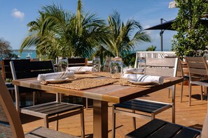 Vila básica, vista para a praia | Opções para refeição ao ar livre