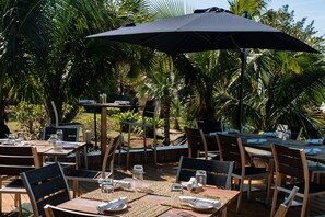 Vila básica, vista para a praia | Opções para refeição ao ar livre