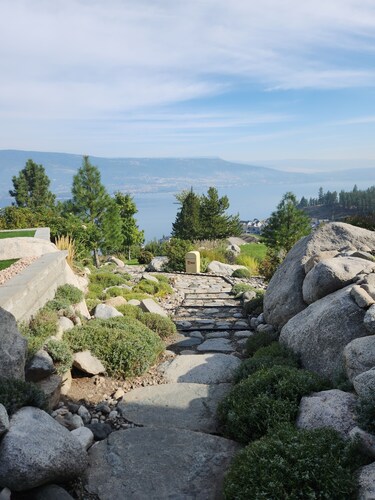 Lake-Views | Private Balcony | Pet Friendly Lacasa