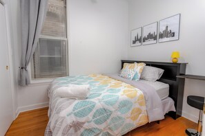 Tabla de planchar con plancha, wifi y ropa de cama 