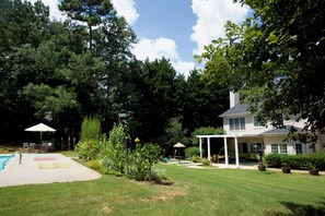 Property grounds - Peachtree City World Cup Retreat with Salt Water Pool close to Trilith Studios (Peachtree City)