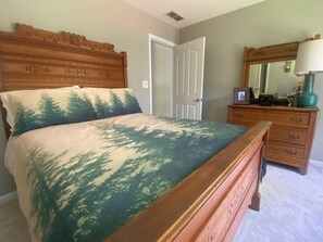 4 habitaciones, escritorio, tabla de planchar con plancha y internet 