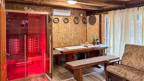 En inredning med träpanel, ett matområde, en bänk och en soffa.