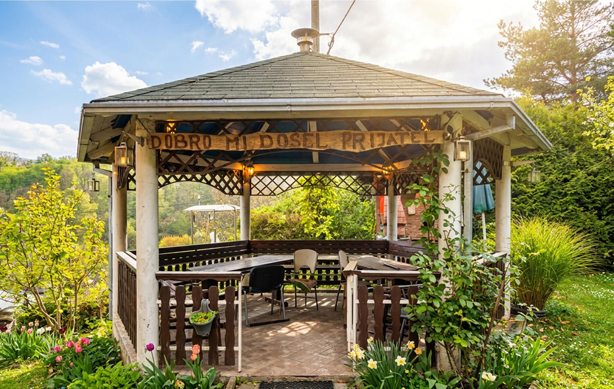 Outdoor dining