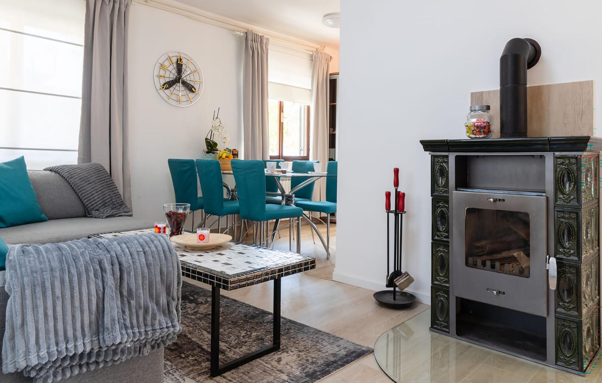 TV, fireplace