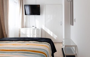 3 habitaciones, tabla de planchar con plancha y cuna de viaje 
