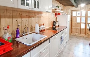 Fridge, oven, stovetop, dishwasher - Pet friendly home in Karlovac with WiFi (Karlovac)