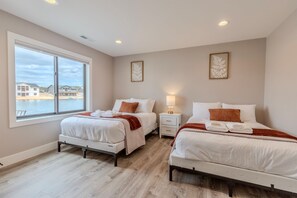 5 bedrooms, travel cot, free WiFi, bed sheets - NEW*Lakefront-Games-Beach + Kayaks-WI Dells (New Lisbon)