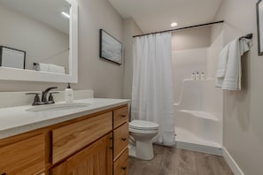 Shower, towels - NEW*Lakefront-Games-Beach + Kayaks-WI Dells (New Lisbon)