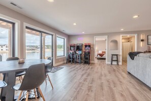 Dining - NEW*Lakefront-Games-Beach + Kayaks-WI Dells (New Lisbon)