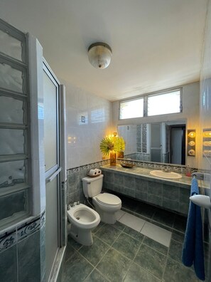 Douche, bidet, serviettes fournies, savon