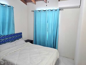 1 bedroom, iron/ironing board, free WiFi, bed sheets - Tropical Paradise near bus route, supermarket, and Silvers Sands beach and park (Christ Church)