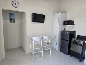 Fridge, microwave, oven, stovetop - Tropical Paradise near bus route, supermarket, and Silvers Sands beach and park (Christ Church)