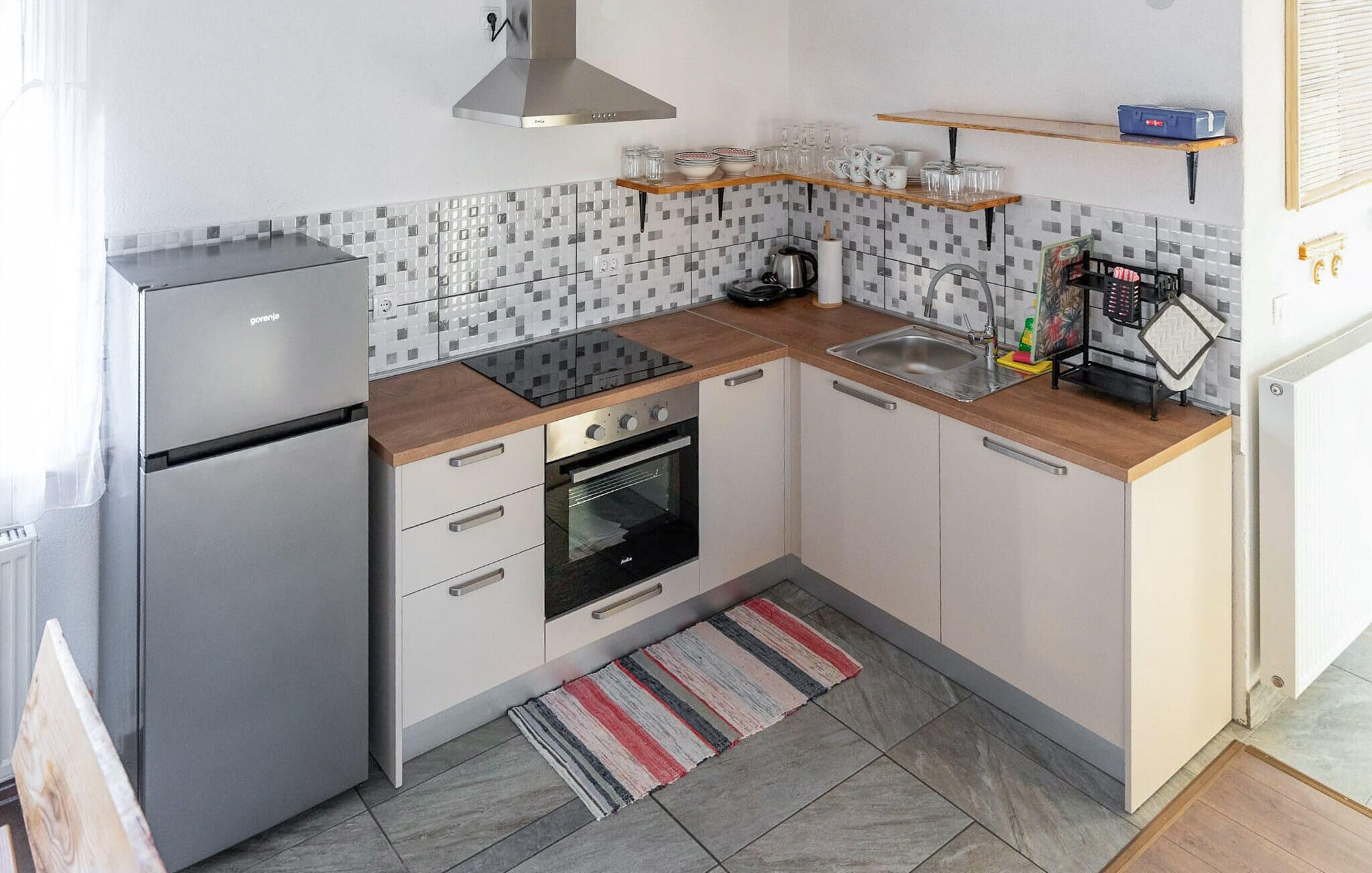 Een koelkast, een oven, een kookplaat, een vaatwasser