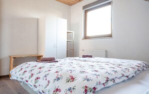 Iron/ironing board, travel cot, free WiFi - 3 bedroom awesome home in Gospic (Gospic)