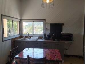 Refrigerador, microondas, horno y utensilios de cocina 