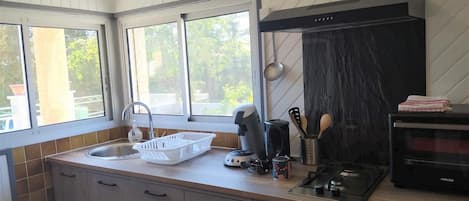 Refrigerador, microondas, horno y utensilios de cocina