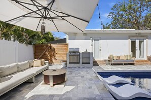 Outdoor dining - Modern Poolside Retreat, Sauna Near Beach (Delray Beach)