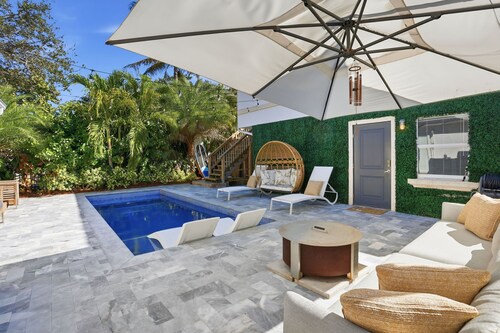 Modern Poolside Retreat, Sauna Near Beach