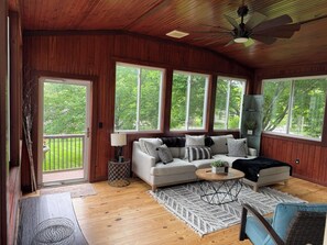 Smart TV, fireplace, video games, DVD player - Luxury 5BR Retreat Near KC World Cup Matches Sleeps 12+ (Lenexa)