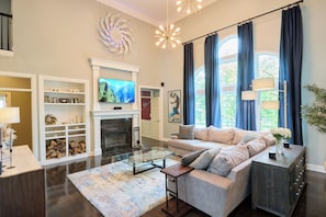 Smart TV, fireplace, video games, DVD player - Luxury 5BR Retreat Near KC World Cup Matches Sleeps 12+ (Lenexa)